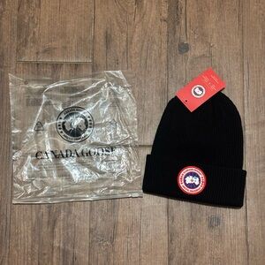 CANADA GOOSE BEANlE/HAT BLACK W/ RED LEBEL